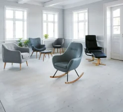 Fauteuil HUNDSLUND met voetenbank zwart kunstleer