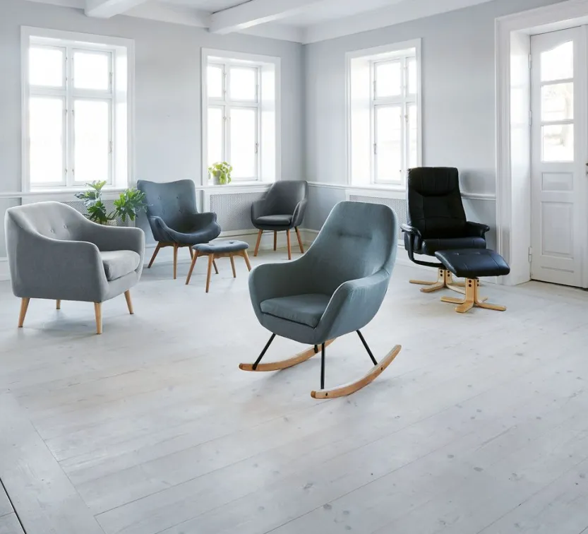 Fauteuil HUNDSLUND met voetenbank zwart kunstleer