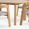 HARESKOV Ø129 tafel eiken + 4 BOVRUP stoelen eiken/beige