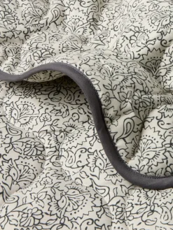 Plaid SKAVGRAS 140x200 gewatteerd beige/grijs